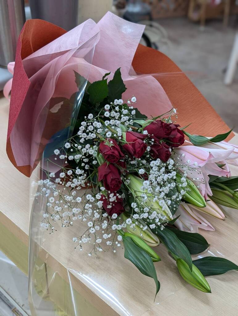 3月〜4月に向けて卒業入学　退職異動と一年中で花束の需要が最も増える時期です。