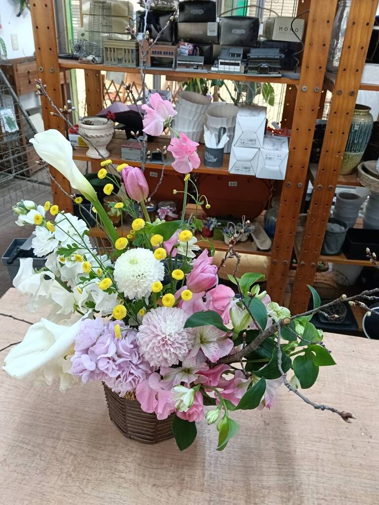 カラー・トルコキキョウ・東海桜でアレンジフラワー