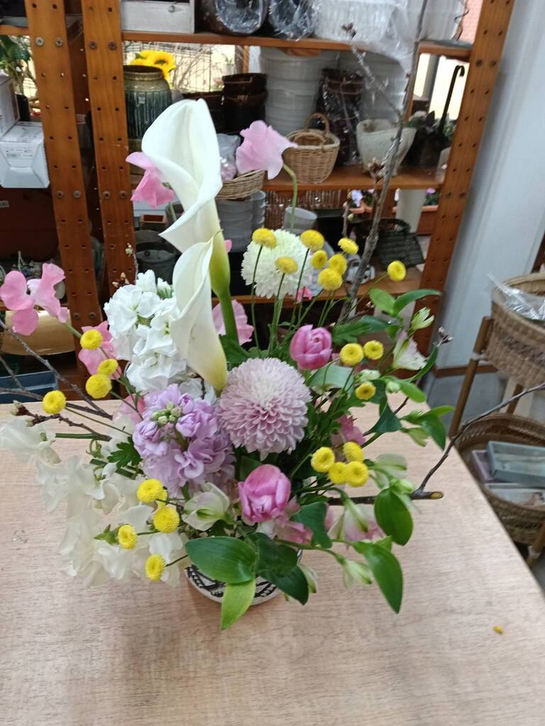 カラー・トルコキキョウ・東海桜でアレンジフラワー2